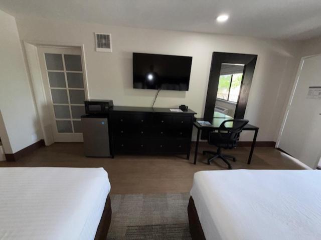 Stanford Inn & Suites Anaheim Exterior photo