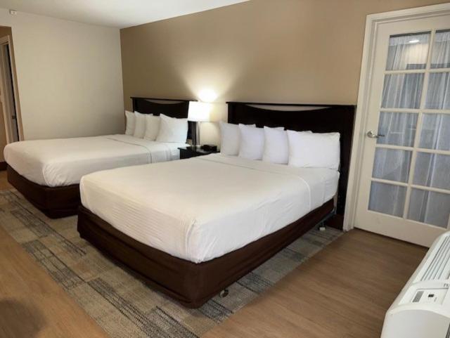 Stanford Inn & Suites Anaheim Exterior photo